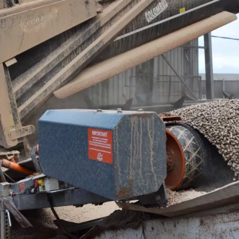 Décamionneur de la marque Sautec utilisé pour le déchargement d'une benne chargée en pellets.