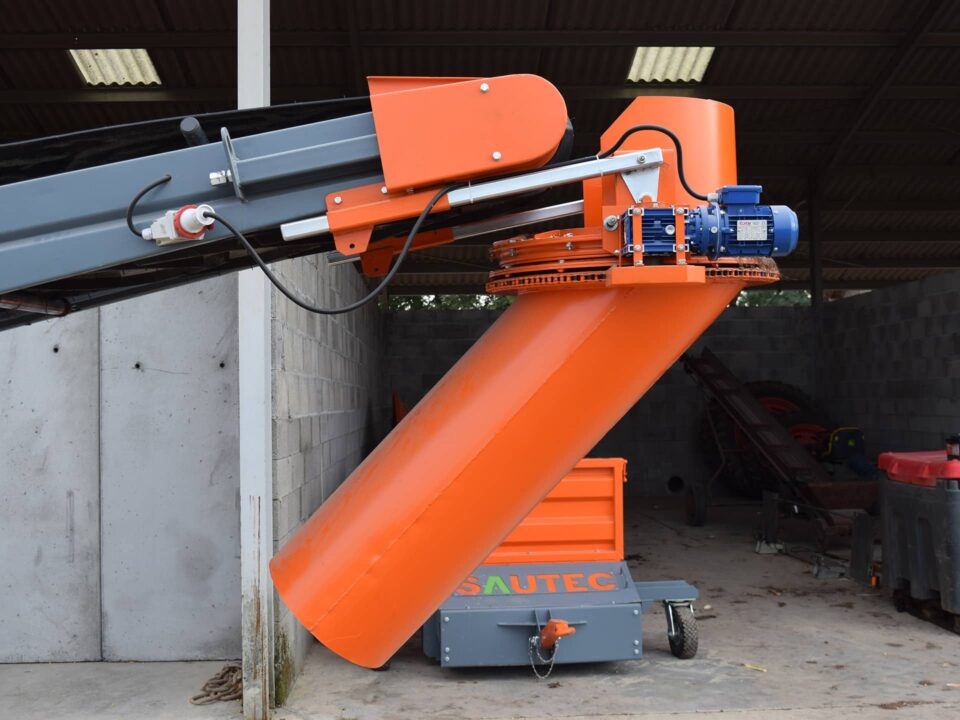 Grains conveyor equipped with a motorised chute