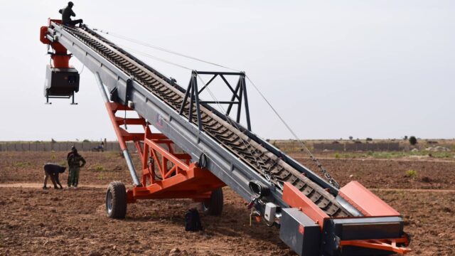 Assembly operation of SAUTEC conveyors in the Senegalese groundnut basin.