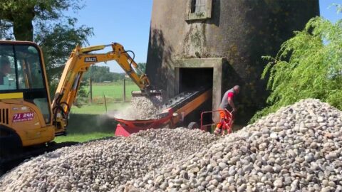 building-site-conveyor-handling-rubbles