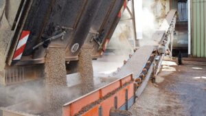 Unloading of bulk products with a SAUTEC truck unloader