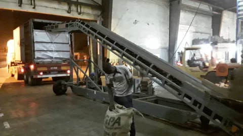bulk-cocoa-loading-in-container