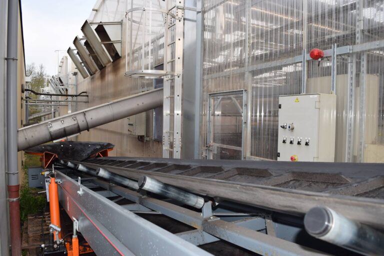 Conveyor belt handling sludge in a sewage treatment plant