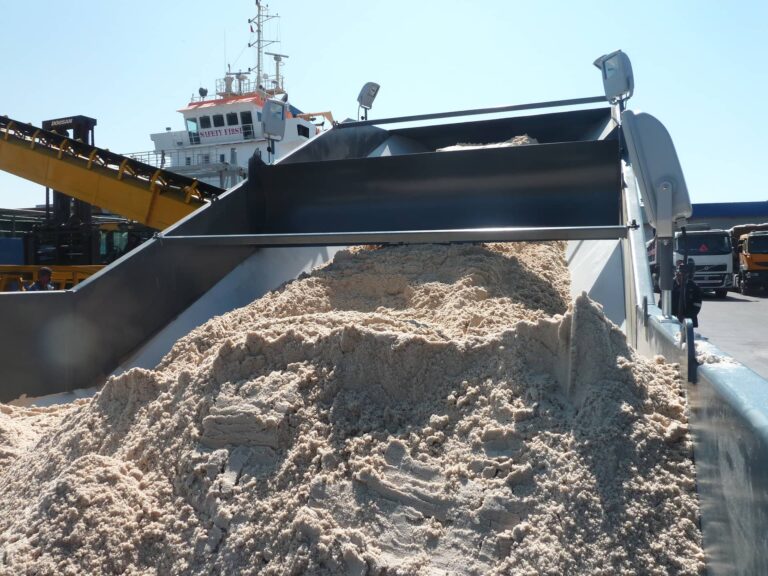 Feeding an unloading hopper with sand