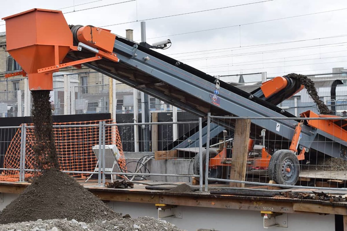 Express delivery of 5 site conveyors for the needs of Demathieu Bard.