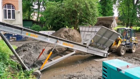 Simplify the accessibility of your construction sites with a conveyor belt.