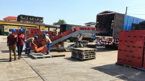 loading conveyor – drinks crates
