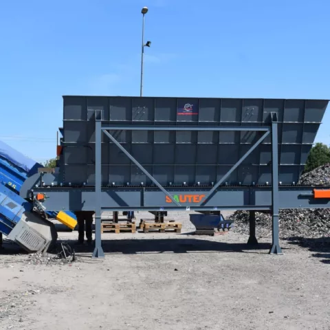 Trémie d'alimentation fixe installée sur un site de valorisation des déchets