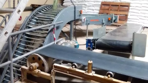 Simplified bag storage thanks to custom-made conveyors.