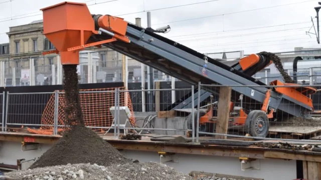 Construction site conveyor belts : the solution for inaccessible areas.