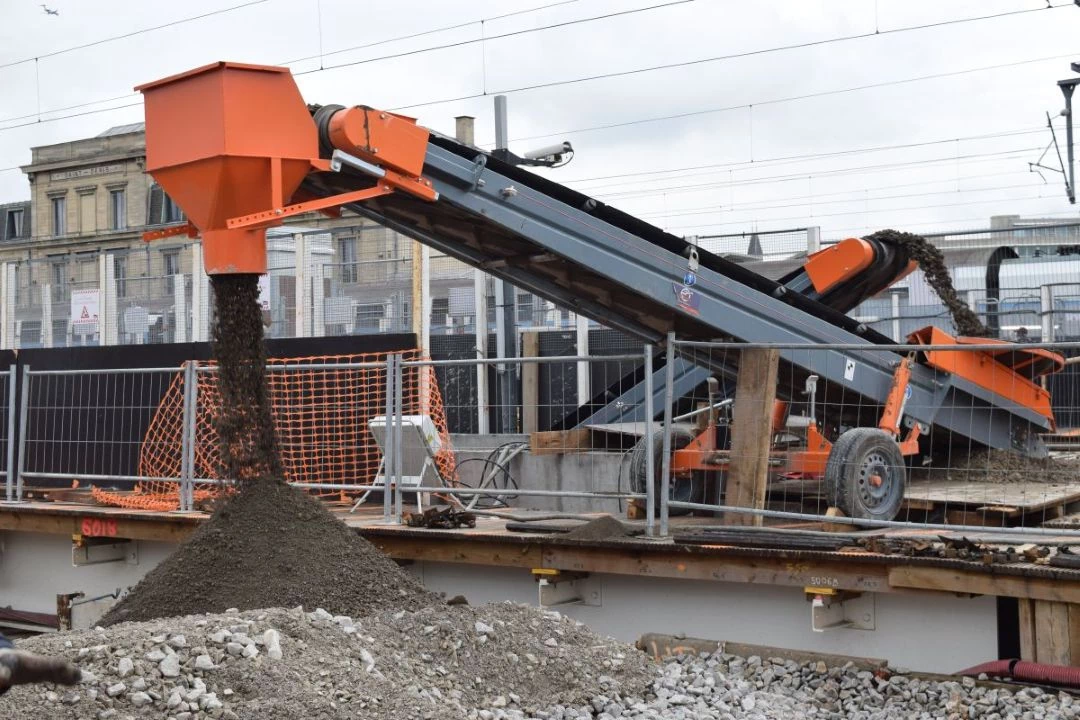 Construction site conveyor belts : the solution for inaccessible areas.