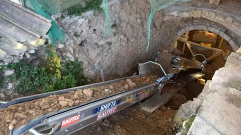 Remove 300 m³ of soil from a cellar using conveyors.