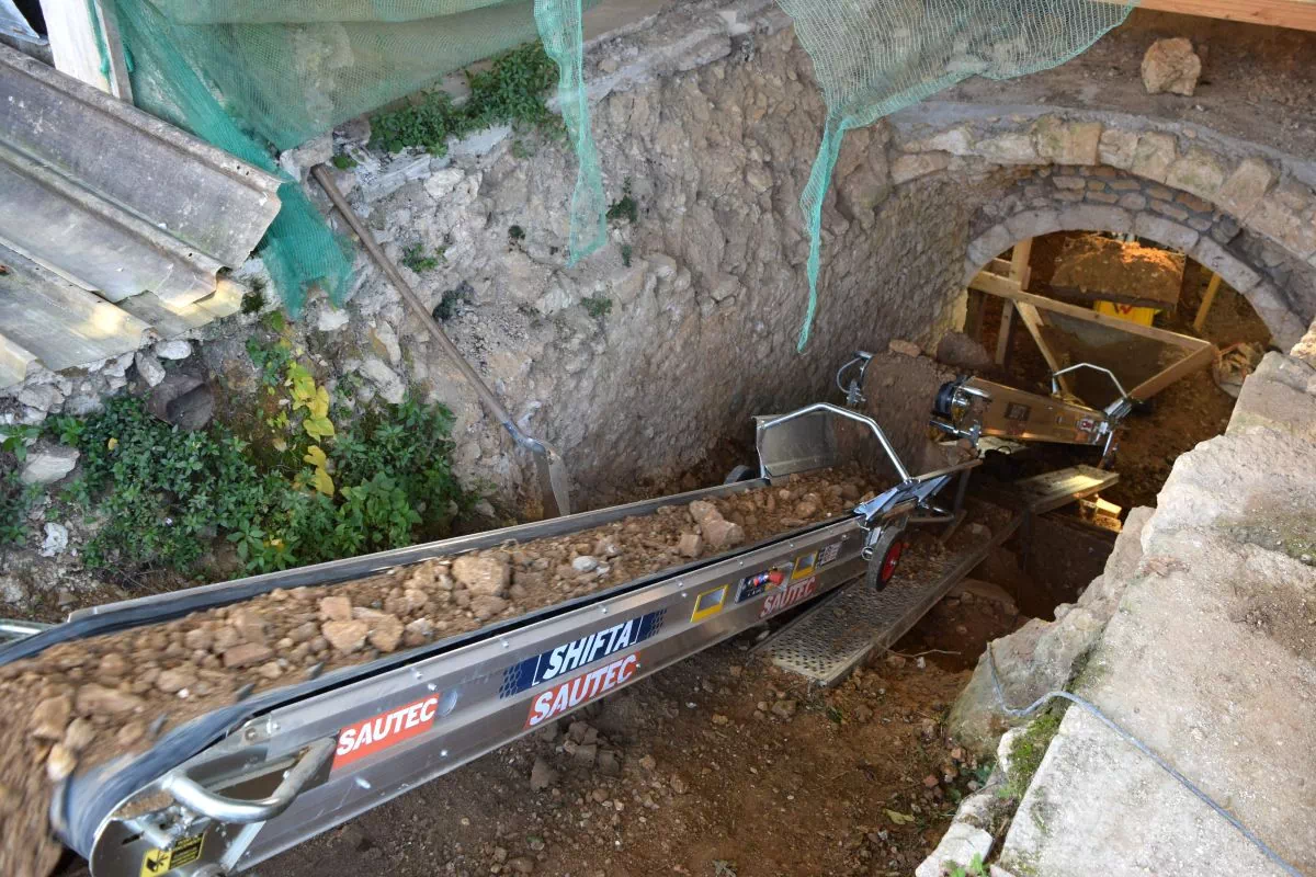 Remove 300 m³ of soil from a cellar using conveyors.