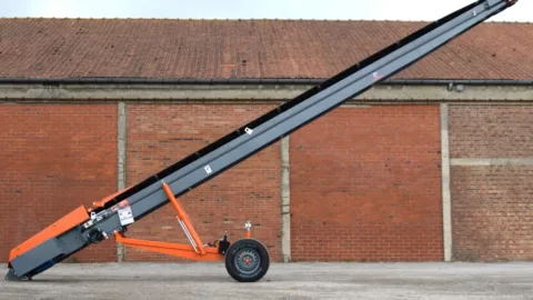 tilting soil conveyor